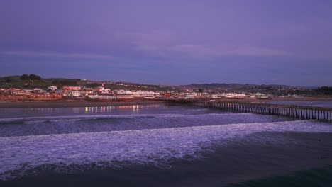 Drohnenaufnahme-In-Der-Abenddämmerung-Von-Großen-Wellen,-Die-In-Richtung-Pismo-Beach-Kommen