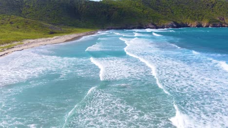 Olas-Espumosas-Arrastrándose-Sobre-La-Costa-Caribeña-En-El-Parque-Nacional-Tayrona,-Norte-De-Colombia