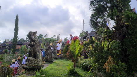 Gente-Balinesa-Caminando-Por-Las-Escaleras-Del-Templo-Hindú-Madre-Pura-Besakih-Después-De-La-Ceremonia