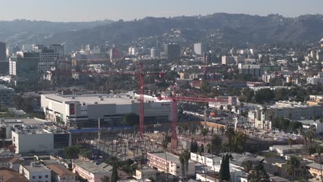 Blick-Auf-Die-Regeneration-Und-Zwei-Baukräne-In-Los-Angeles-Mit-Blick-Auf-Hollywood-Gebiet