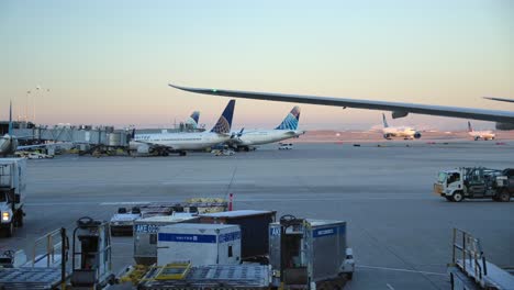 Bewegung-Von-Flugzeugen-Und-Bodenfahrzeugen-Am-Flughafen,-Statisch,-Sonnenuntergang