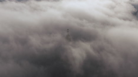 Dichter-Nebel-über-Dem-Schloss-Wawel-In-Krakau,-Polen-Mit-Leicht-Sichtbarem-Turm