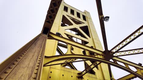 Hochwertige-4K-Aufnahme-Mit-Blick-Auf-Die-Gelbe-Tower-Bridge-In-Der-Innenstadt-Von-Sacramento-Mit-Einem-Leeren,-Grauen-Himmel-Im-Hintergrund