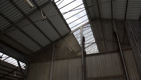 Blick-Auf-Eine-Rustikale-Metallrahmenbarriere-Eines-Daches-Innerhalb-Einer-Lagerhalle