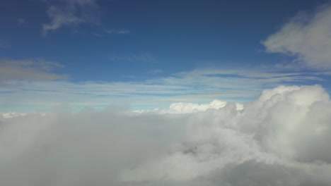 Wolkenlandschaft-Von-Oben-Und-Durch-Die-Wolken-Geschossen