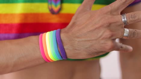 Tragen-Sie-Bunte-Regenbogen-Haarbänder-Am-Handgelenk,-Um-Den-LGBTQ-Stolz-Zu-Unterstützen