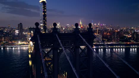 Neben-Der-Manhattan-Bridge-Steht-One-Manhattan-Square-Als-Markanter-Wolkenkratzer