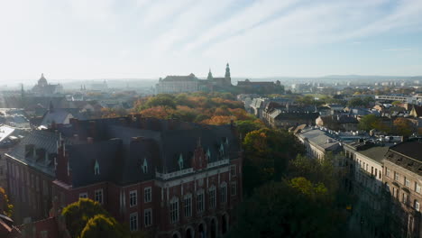 Panorama-of-Krakow-Old-Town-and-Wawel-Royal-Castle-at-misty-morning-during-autumn,-Krakow,-Poland