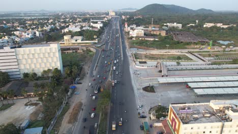 Aerial-Shot-of-Traffic-In-the-middle-of-the-city,-with-cars-passing-through