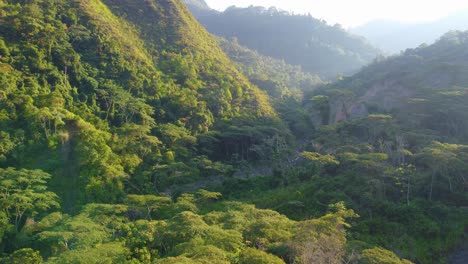 Imágenes-Aéreas-De-Los-Bosques-Nubosos-De-Risaralda,-Colombia.