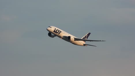 Aerolínea-Polaca-Despegando-Al-Atardecer-Desde-El-Aeropuerto-Internacional-Pearson-De-Toronto,-Cielo-Parcialmente-Nublado