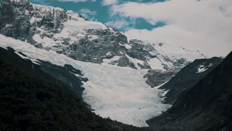 Valle-Con-Glaciar-Y-Montañas-En-La-Patagonia---Disparo-De-Drones