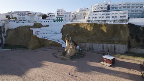 Umlaufende-Aufnahme-Der-Peneco-Felsformation-Am-Peneco-Strand-An-Der-Küste-Von-Albufeira,-Algarve