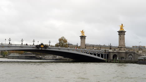 Vergoldete-Fames-Skulpturen-Auf-Sockel-Gegengewichten-Der-Pont-Alexandre-III,-Paris