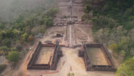 Vat-Phou,-Drone-Del-Templo-Khmer-Sobrevuela-El-Templo-Simétrico-Durante-La-Estación-Seca
