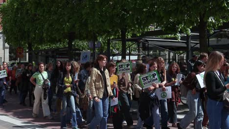Jóvenes-Manifestantes-Marchan-Con-Carteles-En-Manifestación-Ambiental,-Cámara-Lenta