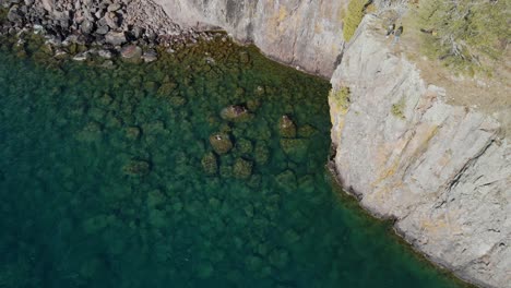 Luftaufnahme-Des-Lake-Superiros-Mit-Wellen-Am-Nordufer,-Die-Auf-Die-Klippenfelsen-Treffen