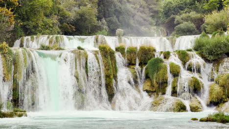 Riesige-Mehrschichtige-Wasserfälle-Im-Krka-Nationalpark-In-Kroatien