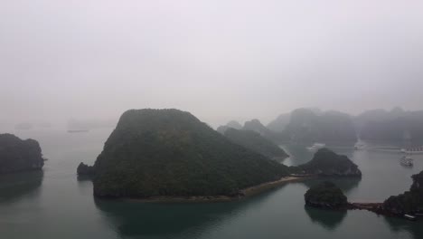 Atmósfera-Sombría-De-La-Isla-En-La-Cambiante-Bahía-De-Ha-Long