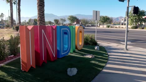 Indio,-California,-Grandes-Letras-Multicolores-Con-Video-Estable-Y-Vehículos-Circulando-Por-Gimbal