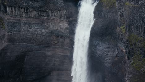 Ein-Gewaltiger-Wasserfall-Stürzt-In-Herrlicher-Zeitlupe-Eine-Steile-Klippe-Hinab