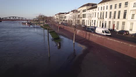 Wasser-Des-Flusses-Ijssel-Dringt-In-Den-Bürgersteig-Des-Boulevards-Der-Hansestadt-Zutphen-Mit-Weißen-Fassaden-In-Den-Niederlanden-Ein