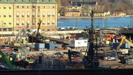 Baustelle-Am-Slussen-In-Stockholm-Und-Autoverkehr-Auf-Dem-Wasser