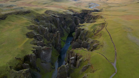 Canyon-Fjadrargljufur-Tallandschaft-Im-Süden-Islands-Bei-Sonnenuntergang---Drohnenaufnahme