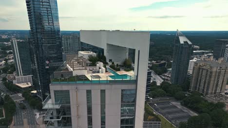 Luxury-Swimming-Pool-on-top-of-high-skyscraper-in-Atlanta-City,-USA