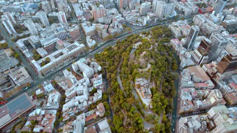 Parque-De-Santa-Lucía-Rodeado-De-Paisaje-Urbano,-Día,-Vista-Aérea