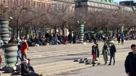 La-Gente-Se-Relaja-En-Un-Día-Soleado-En-El-Parque-Kungstradgarden-En-Estocolmo,-Estática