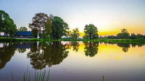 Timelapse-Surrealista-De-Un-Amanecer-Sobre-Un-Lago-Claro-Y-Tranquilo-En-Europa