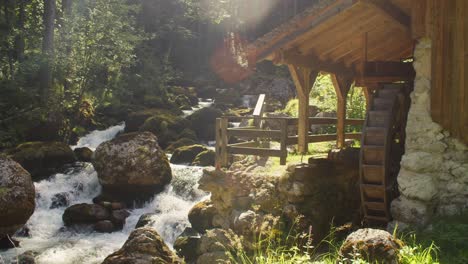 Ruhiger-Flusslauf-Mit-Alter-Wassermühle-In-Gollinger,-Österreich,-Weitwinkelaufnahme