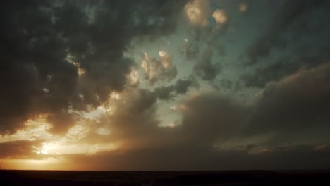 Farbenfroher-Sonnenuntergang-Zwischen-Langsam-Ziehenden-Wolken-In-Den-Vereinigten-Staaten