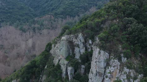 Toma-De-Movimiento-Orbital-Que-Demuestra-Un-Acantilado-En-Una-Montaña-En-Sithonia,-Chalidiki,-Grecia.