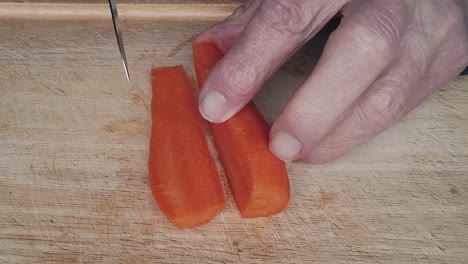 Zanahoria-Cortada-En-Rodajas-Y-Picada-Para-Hacer-Una-Sopa-De-Verduras-Casera