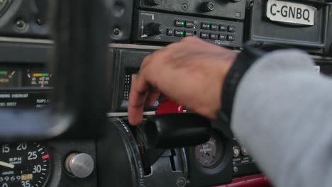 Hand-Des-Piloten-Schaltet-Den-Motor-Eines-Kleinen-Kolbenflugzeugs-Mit-Gemischhebel-Ab