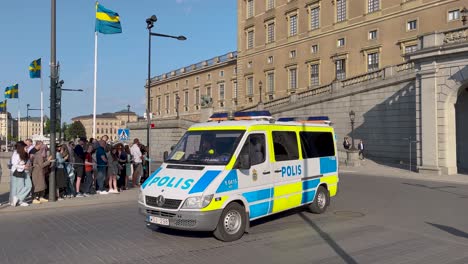 Furgonetas-Policiales-Pasan-Por-El-Palacio-Real-El-Día-Nacional-En-Estocolmo,-Suecia