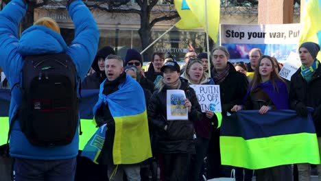 Manifestantes-Con-Banderas-Cantan-En-Una-Manifestación-Contra-La-Guerra-Rusa-En-Ucrania