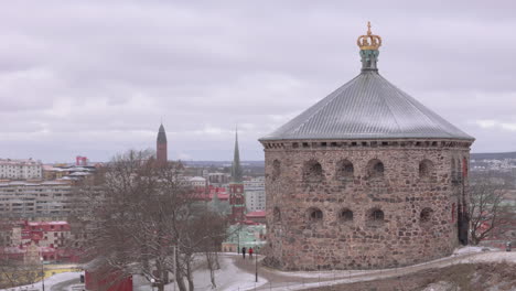 Drone-view-of-iconic-Skansen-Kronan-fortress-on-Risasberget,-Gothenburg