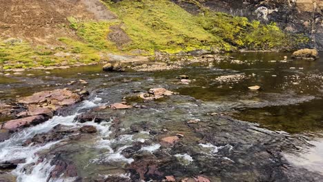 Sanfter-Fluss,-Der-Vor-Glymur-Fließt,-Islands-Zweithöchstem-Wasserfall,-Umgeben-Von-Grünen,-Moosbedeckten-Klippen
