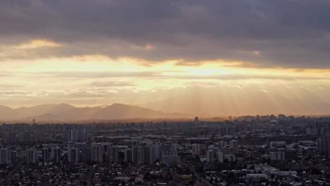 Sonnenstrahlen-Durch-Die-Wolken-In-Der-Stadt-Santiago,-Chile