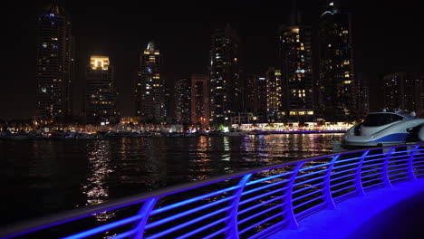 Puerto-Deportivo-De-Dubai-Por-La-Noche,-Emiratos