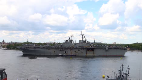 Amerikanisches-Schlachtschiff-USS-Kearsarge-Vor-Anker-In-Schweden,-Statische-Seitenansicht