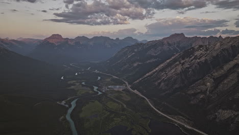 Banff,-AB,-Kanada,-Luftaufnahme-V10,-Schwenkansicht-Aus-Großer-Höhe-Auf-Die-Unberührte-Naturlandschaft-Des-Bow-River,-Hoch-Aufragende-Bergketten,-üppige-Wälder-Und-Täler-Bei-Sonnenaufgang-–-Aufgenommen-Mit-Mavic-3-Pro-Cine-–-Juli-2023
