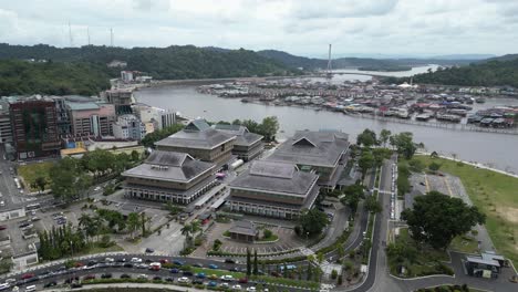 Toma-Aérea-De-Un-Dron-Saliendo-Del-Centro-Urbano-Sobre-El-Río-Hacia-Las-Aldeas-Flotantes-De-Kampong-Ayer-En-Bandar-Seri-Bagawan-En-Brunei-Darussalam