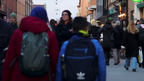 Zeitlupe-Von-Menschen,-Die-In-Der-Fußgängerzone-In-Stockholm,-Schweden,-Spazieren-Gehen