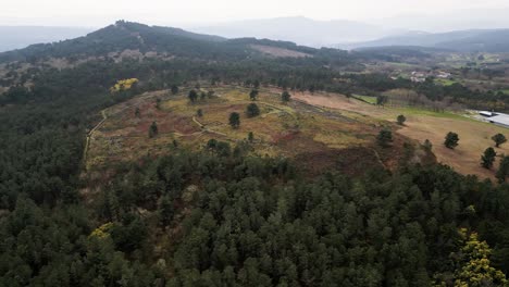 Órbita-Aérea-Panorámica-Del-Castro-De-San-Cibran-En-Las-Oense,-España