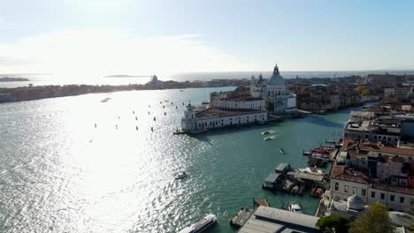 Canal-Grande-Und-Die-Basilika-Santa-Maria-Della-Salute,-Venedig-An-Einem-Sonnigen-Tag