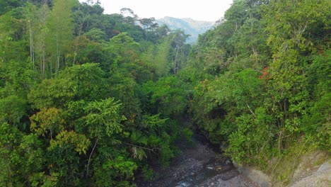 Langsamer-Abstieg-Aus-Der-Luft-In-Das-Subtropische-Hinterland-Von-Risaralda,-Kolumbien,-Der-Den-Von-Felsen-Gesäumten-Gebirgsfluss-Rio-Negro-Offenbart